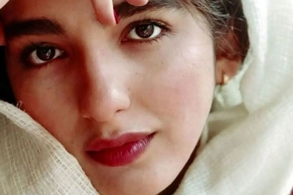 استایل عجیب‌وغریب بازیگر سریال تاسیان با چادر گل‌گلی!