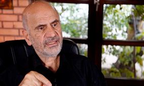 فرشاد مومنی: سفره مردم خالی است و مسئولان با تعداد صفر واحد پول بازی می کنند