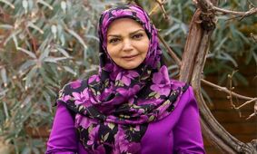 سر و وضع شوکه کننده خانم مجری دهه شصتی ها در خانه اش / الهه رضایی بدون آرایش و مقنعه !
