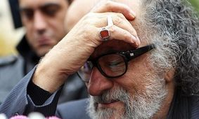 حضور شگفت‌انگیز مهران مدیری، شهاب حسینی مراسم ختم برادر داریوش ارجمند + فیلم