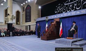 رهبر انقلاب : همه باید از خدمتگزاران کشور بویژه رئیس جمهور پرتلاش حمایت کنند