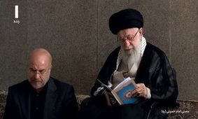 رهبر انقلاب درحال قرائت قرآن در مصلی تهران در کنار سران قوا+ عکس 