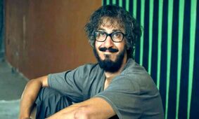 مرد عینکی به کمک دایناسور، رکوردشکنی کرد!