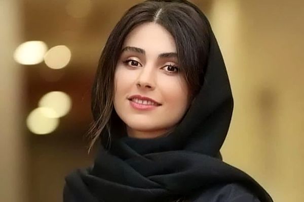 عکس حیرت‌انگیز لاله مرزبان در برج ایفل؛ وقتی وقار با هنر ترکیب می‌شود!