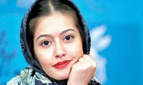 تیپ خیره‌کننده پردیس احمدیه در اکران فیلم پول و پارتی با مانتوی مشکی لاکچری!