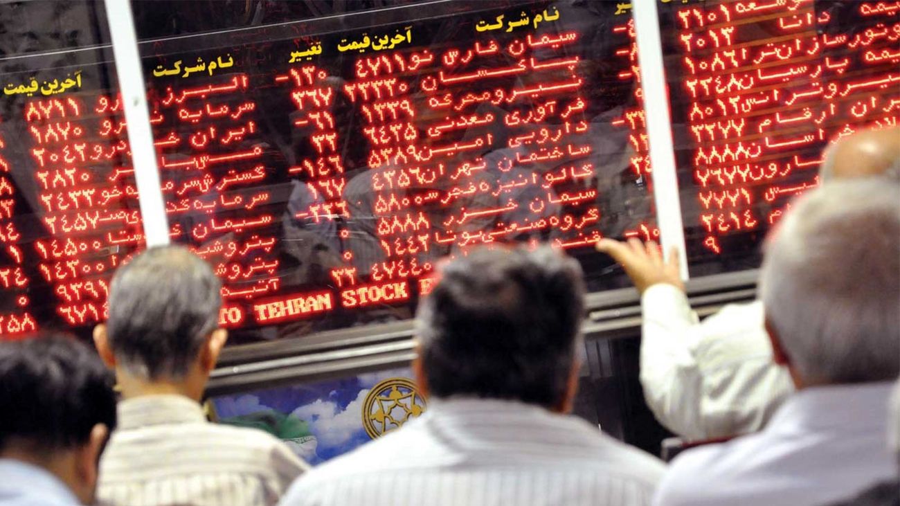 ادامه روند نزولی در بازار سرمایه / خروج پول حقیقی از گروههای خودرویی و بانکی + نمادها