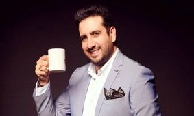 عکس جنجالی امید حاجیلی/ یادگاری با تلویزیون سیاه‌وسفید!