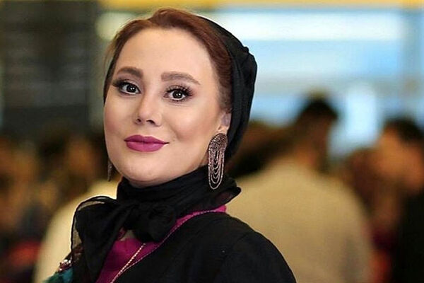 لحظات عاشقانه شاهانه در مراسم عقد آریایی آرام جعفری و همسرش با صدای دل‌نشین مرجانه گلچین