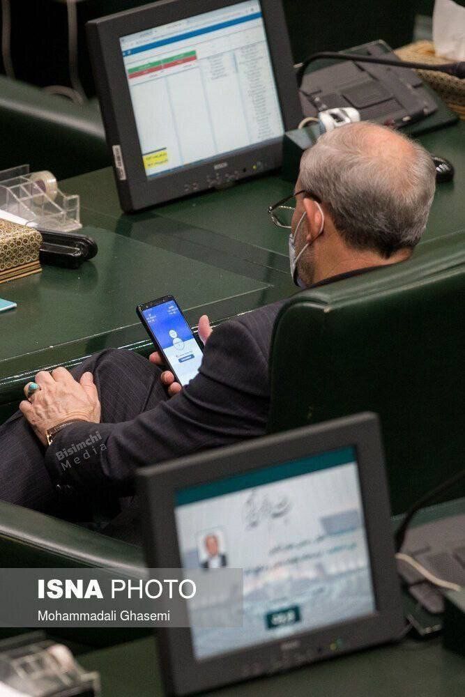 تلاش نماینده مجلس برای اتصال به فیلترشکن در صحن علنی [+عکس]