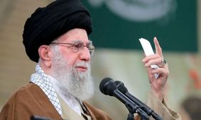 رهبر انقلاب: ملّت ایران، هویت خود را به رخ دشمنان کشید