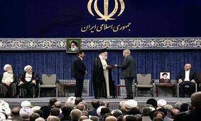 عکسی از لحظه اعطای حکم ریاست جمهوری مسعود پزشکیان از سوی رهبر انقلاب