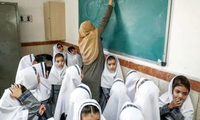 انتقاد کیهان: در بعضی مدارس به بهانه شادی بچه ها مراسم رقص برگزار می کنند