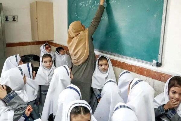 انتقاد کیهان: در بعضی مدارس به بهانه شادی بچه ها مراسم رقص برگزار می کنند