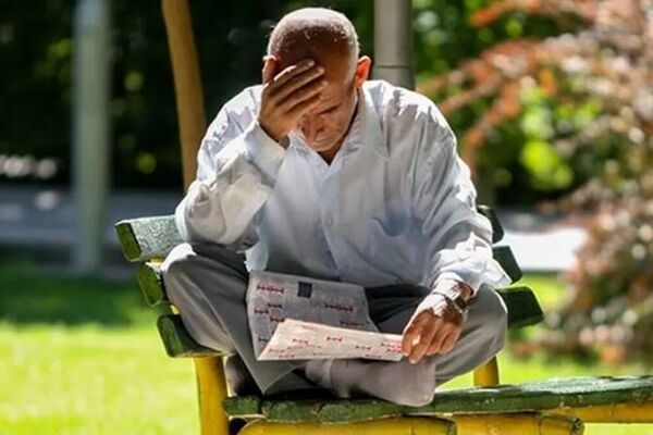 مستمری بگیران چشم انتظارتر از همیشه / حساب بازنشستگان چه زمانی شارژ می‌شود؟ 