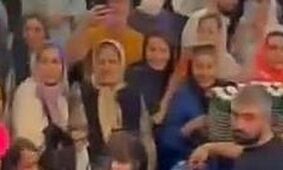 فیلم باورنکردنی از هجوم مردم برای دیدن یک بلاگر در سعادت آباد / این دختر معروف تر از بازیگران است !