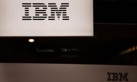 شرکت IBM با امید جایگزینی هوش مصنوعی با انسان، استخدام در 7800 موقعیت شغلی را متوقف می‌کند