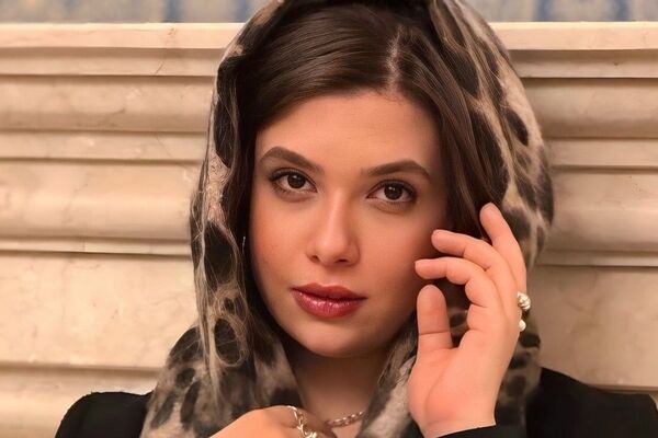 نفس بازغی راز تلخ جدایی پدر و مادرش را فاش کرد: سکوت کامل و تربیت بی‌نقص! + فیلم