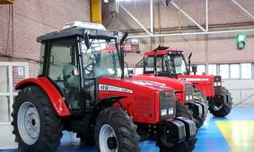 عکس؛ تراکتورسواری رئیس بانک مرکزی 