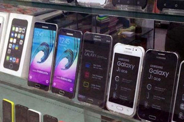 قیمت گوشی  امروز شنبه ۱۱ اسفند ۱۴۰۳ / ارزان ترین مدل آیفون چند ؟ 