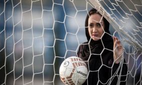 ماجرای حضور جنجالی نیکی کریمی در تمرین فوتبال؛ دریبل زدن بازیگر مشهور ایرانی!