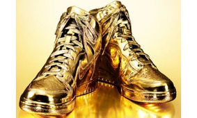 مد جدید بچه پولدارها / کتانی از جنس طلا + عکس