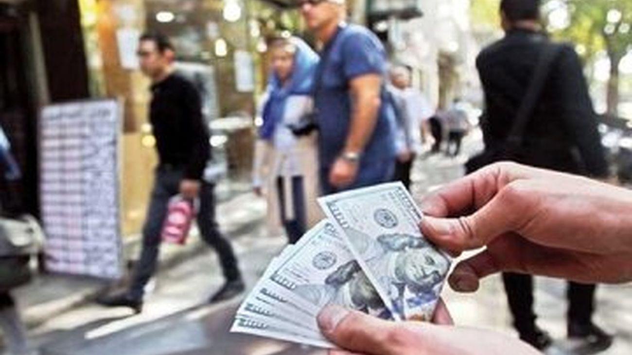 یک اتفاق عجیب در بازار ارز/ دلار یک پله بالا رفت