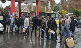 وحشت مردم از افزایش بی‌سابقه قیمت بنزین؛ صف‌های طولانی بنزین با گالن و بشکه!