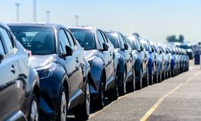 افت دلار، ترمز قیمت خودرو را کشید