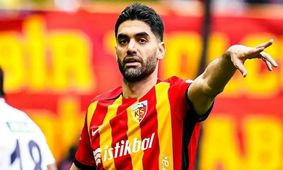 مذاکره استقلال برای انتقال علی کریمی/ هزینه سنگین، دغدغه بزرگ مالی!