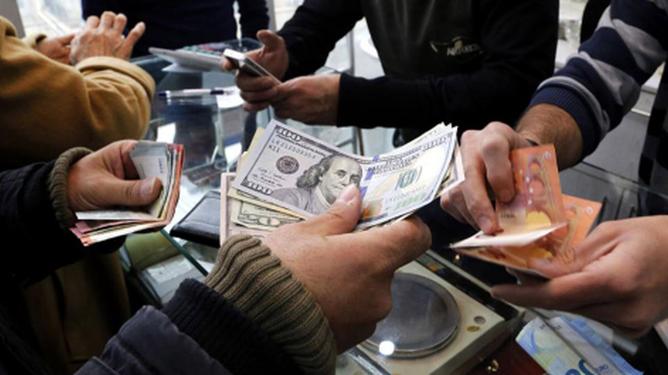 افشاگری جنجالی از دلیل نوسان قیمت ارز در ایران/ دولت اجازه ارزانتر شدن قیمت دلار را نمیدهد
