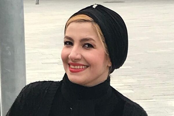زیارت مشهد به سبک ملیکا زارعی؛ خاله شادونه در حال دعا و نیایش+ عکس