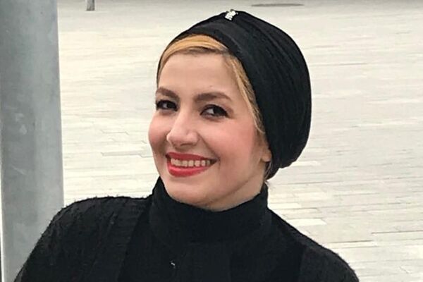 زیارت مشهد به سبک ملیکا زارعی؛ خاله شادونه در حال دعا و نیایش+ عکس