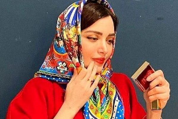 بهنوش طباطبایی در شب یلدا با انار؛ زیبایی بی‌نظیر این بازیگر معروف!