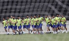 یک پرسپولیسی دروازه‌بان استقلال را روانه بیمارستان کرد!