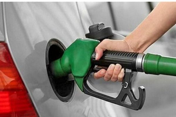 بازار سیاه بنزین در جاده‌های شمال / خرید و فروش علنی با قیمت‌های چند برابری !