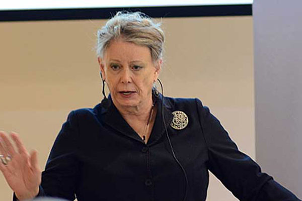 آشنایی با دیردره مک‌کلوسکی و تاثیر او بر علم اقتصاد! + بیوگرافی اقتصاددان برجسته